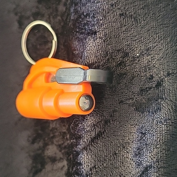 🆕️ Car spring emergency escape hammer, window breaker, and seat belt cutter - Picture 2 of 4